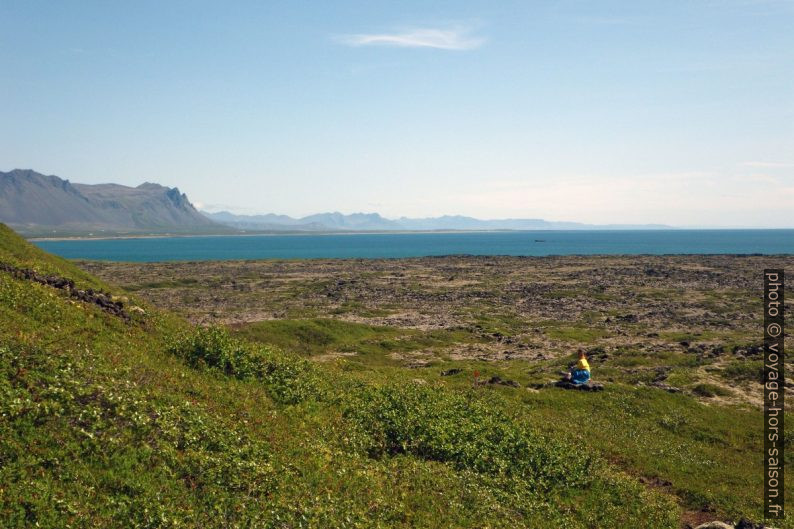 Nicolas dans le Búðahraun et la baie Búðavík. Photo © Alex Medwedeff