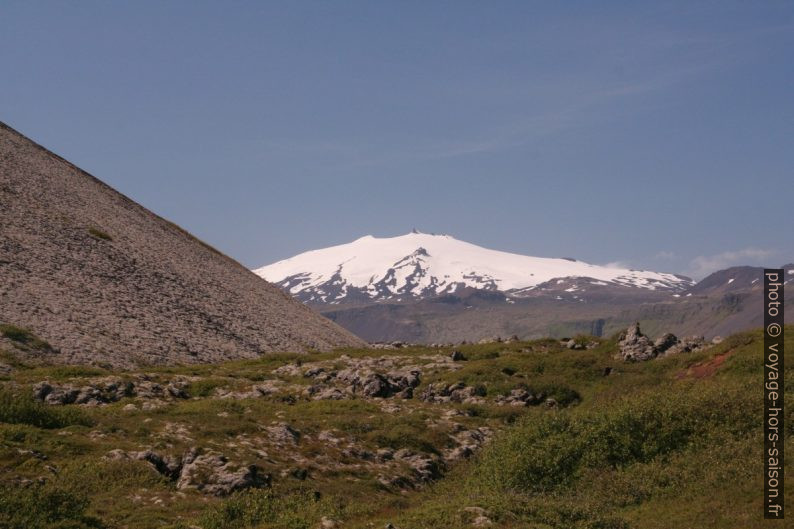 Versant nord du Búðaklettur et le Snæfellsjökull. Photo © André M. Winter