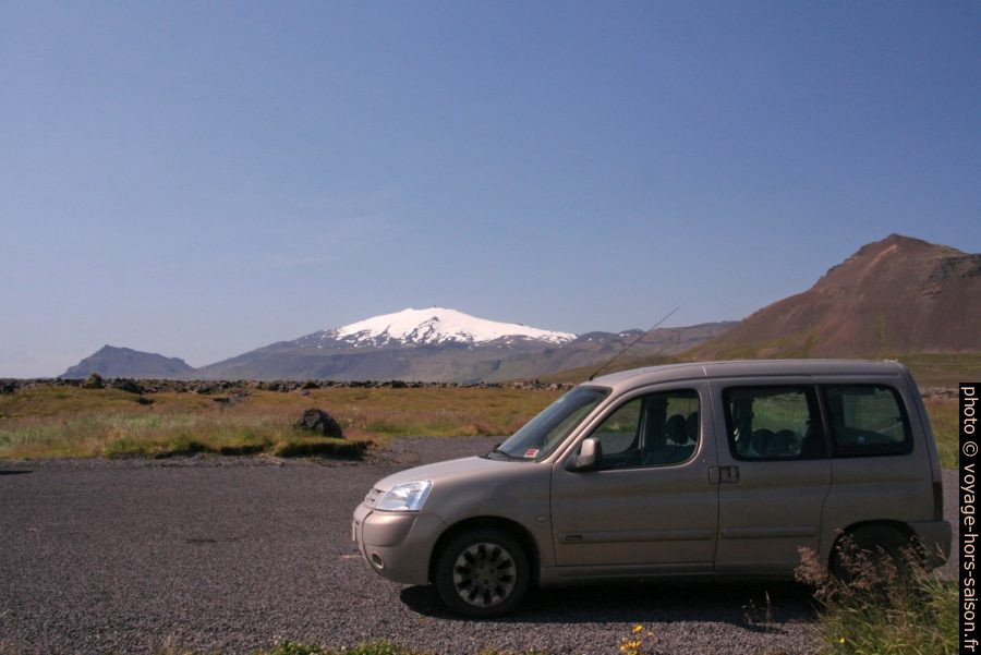 Notre Berlingo et le Snæfellsjökull. Photo © André M. Winter