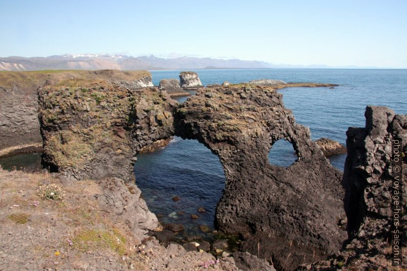 Arches naturelles à Anarstapi. Photo © André M. Winter