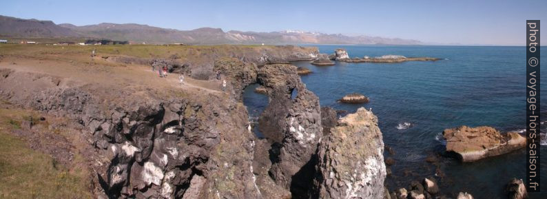 Arche naturelle dans la baie rocheuse Breiðavík. Photo © André M. Winter