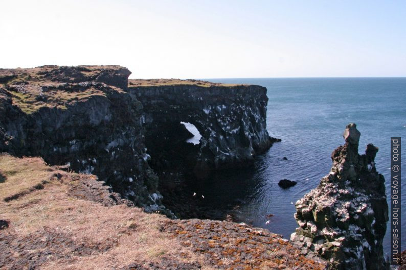 Arches naturelles de lave sur la côte de Snæfellsnes. Photo © André M. Winter