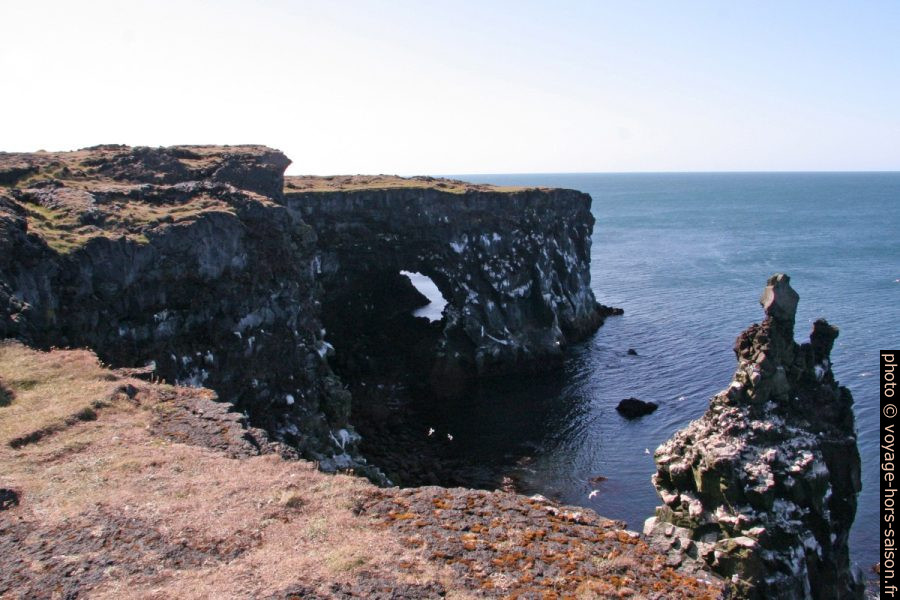Arches naturelles de lave sur la côte de Snæfellsnes. Photo © André M. Winter