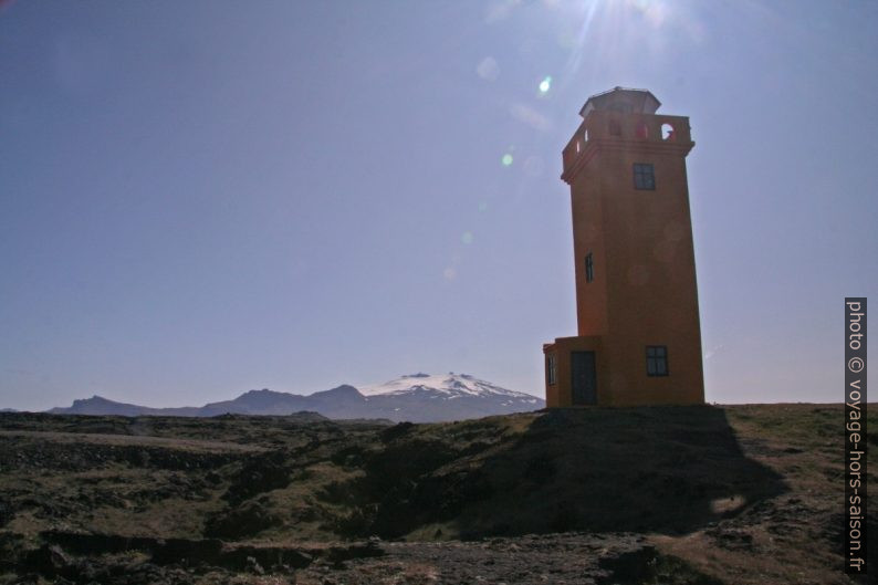 Phare de Svörtuloft devant le Snæfellsjökull. Photo © André M. Winter