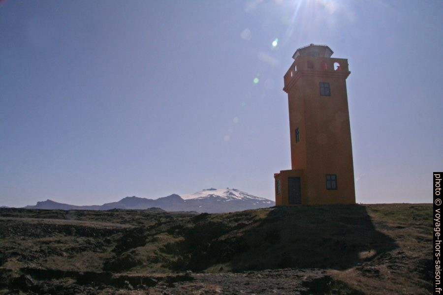 Phare de Svörtuloft devant le Snæfellsjökull. Photo © André M. Winter