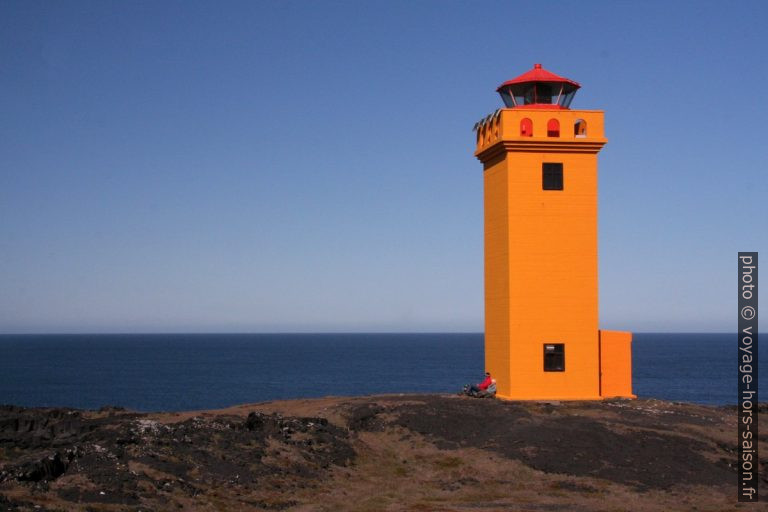 André et Nicolas près du Phare de Svörtuloft. Photo © Alex Medwedeff