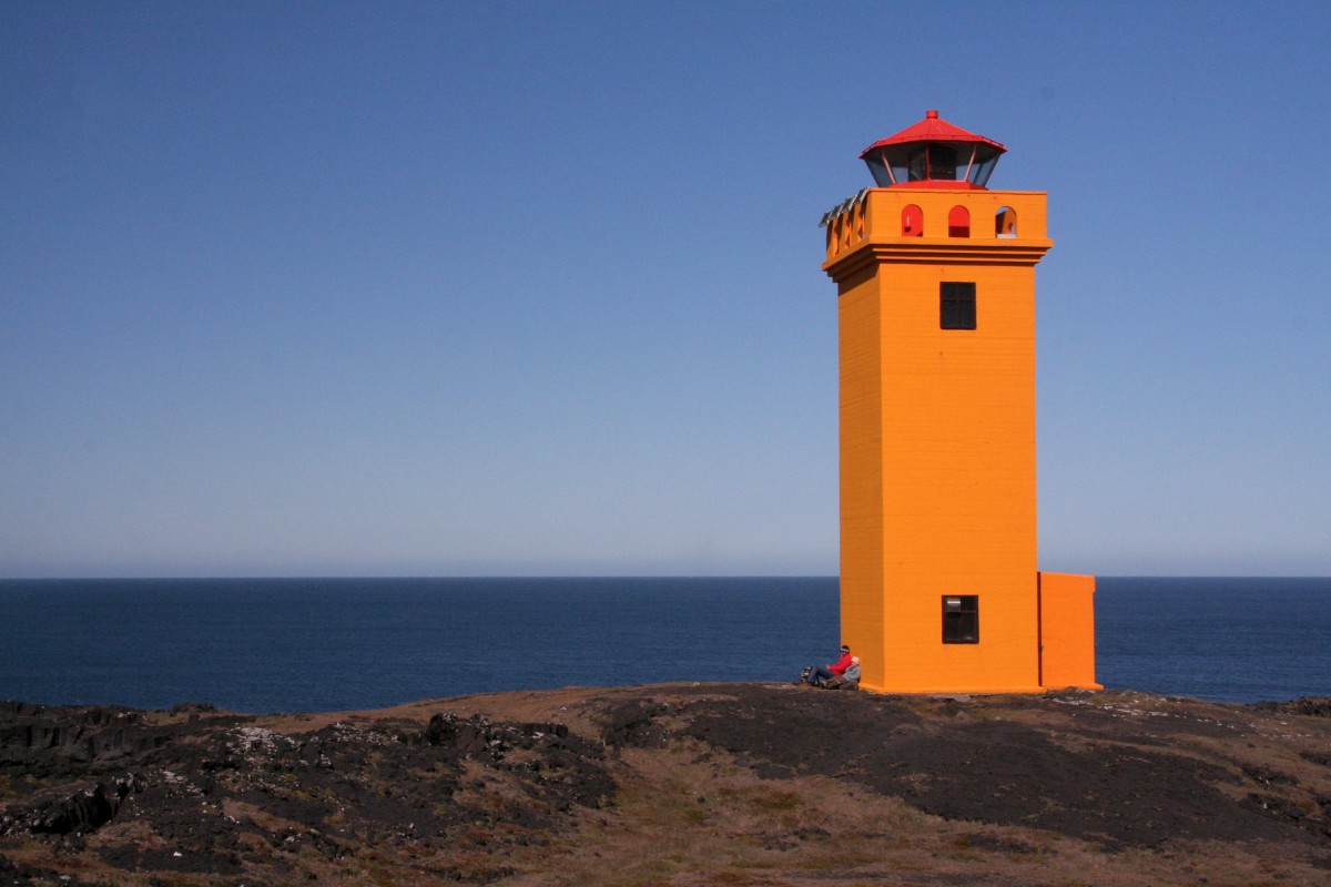 André et Nicolas près du Phare de Svörtuloft. Photo © Alex Medwedeff