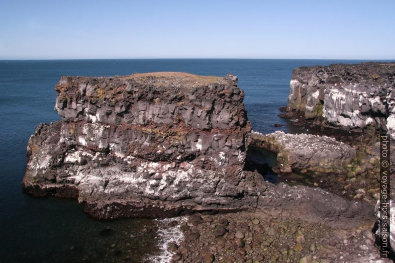 Côte escarpée de Svörtuloft sur Snæfellsnes. Photo © André M. Winter