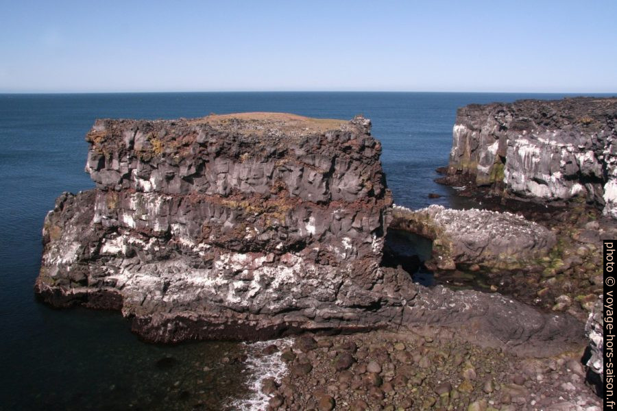 Côte escarpée de Svörtuloft sur Snæfellsnes. Photo © André M. Winter