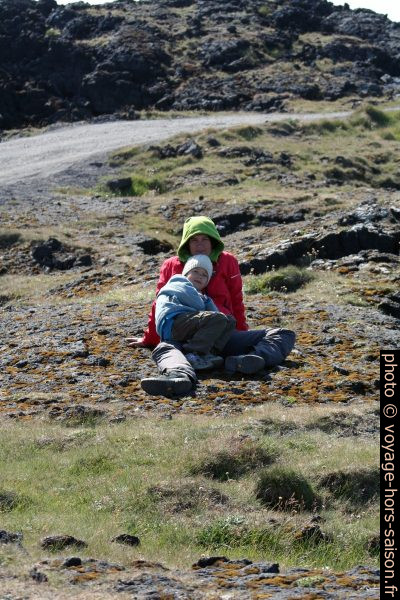Alex et Nicolas dans le champ de lave du Neshraun. Photo © André M. Winter