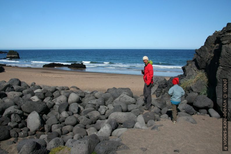 Alex et Nicolas sur la plage de Skarðsvík. Photo © André M. Winter