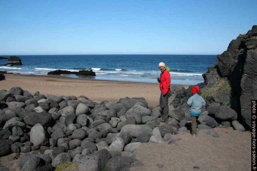 Alex et Nicolas sur la plage de Skarðsvík. Photo © André M. Winter