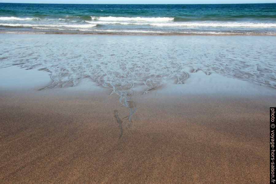 Dessins dans le sable de l'eau de ruissellement lors de marée basse. Photo © André M. Winter