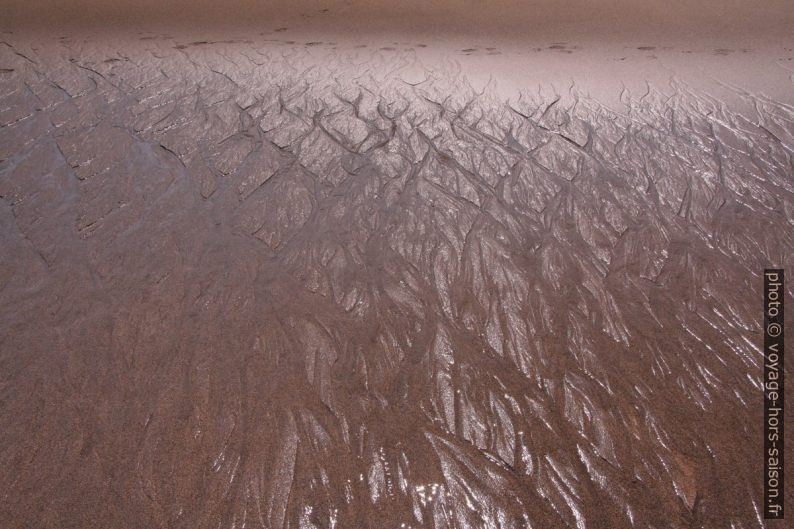 Dessins dans le sable de l'eau de ruissellement lors de marée basse. Photo © André M. Winter