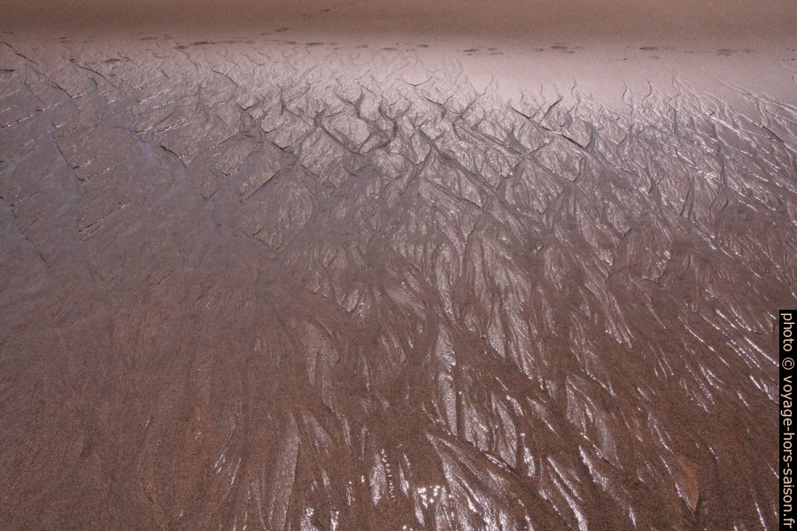 Dessins dans le sable de l'eau de ruissellement lors de marée basse. Photo © André M. Winter