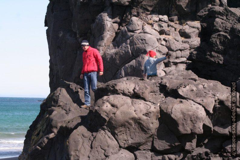André et Nicolas sur les rochers de lave à Skarðsvík. Photo © Alex Medwedeff