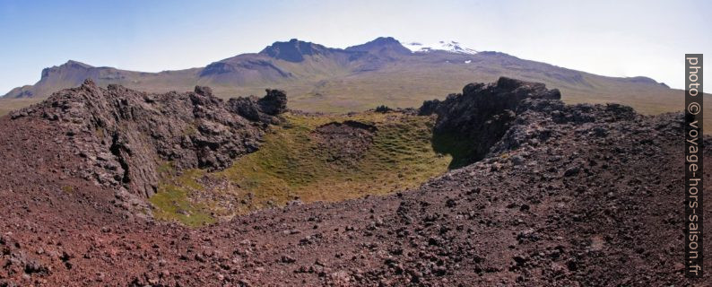 Le cratère de Saxhóll et le Snæfellsjökull. Photo © André M. Winter