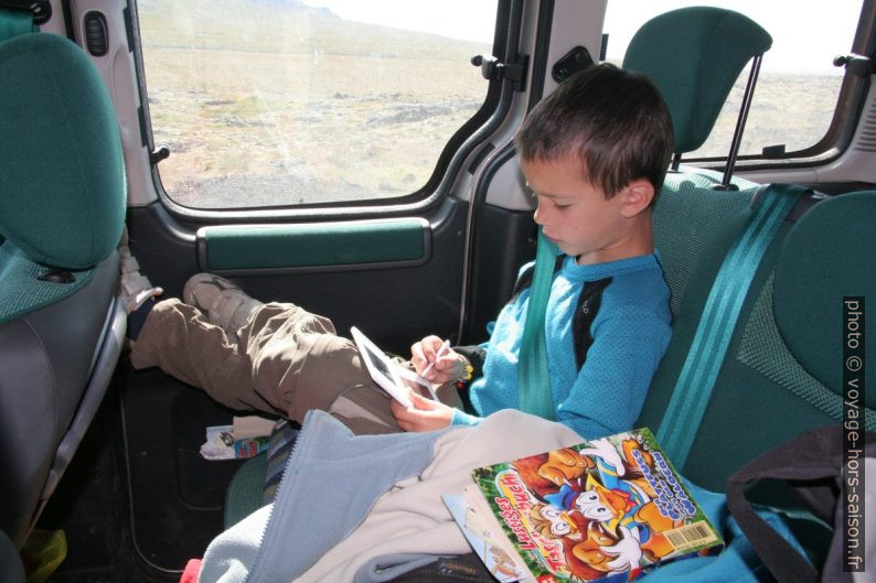 Nicolas reste dans la voiture et joue au Nintendo. Photo © André M. Winter