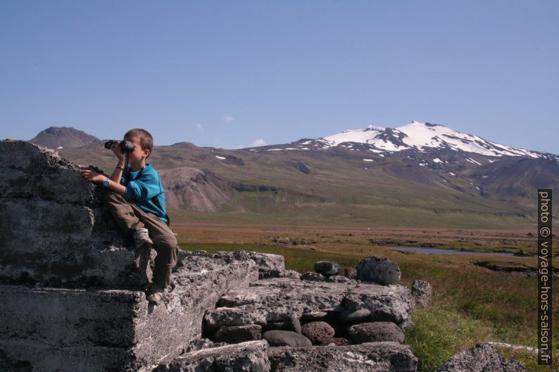 Nicolas cherche des phoques à Beruvík. Photo © André M. Winter