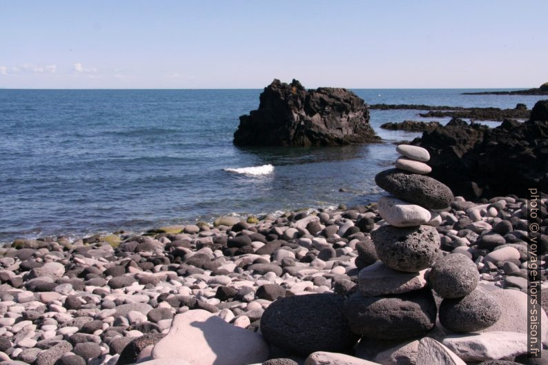 Cairn ornemental à Hellnar. Photo © Alex Medwedeff