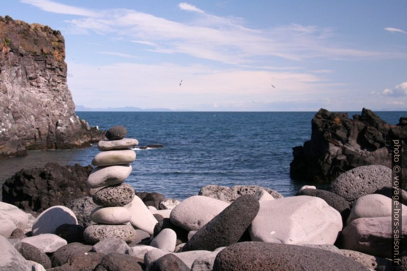 Cairn ornemental à Hellnar. Photo © Alex Medwedeff