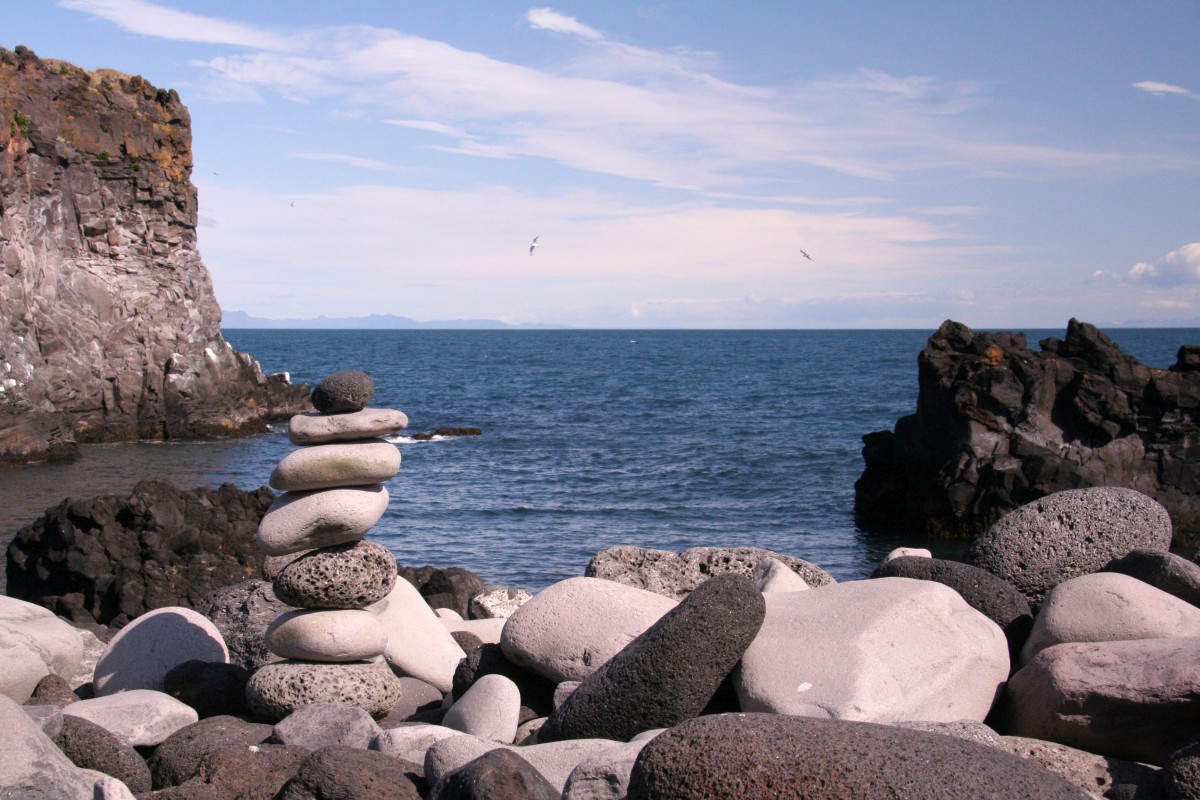 Cairn ornemental à Hellnar. Photo © Alex Medwedeff