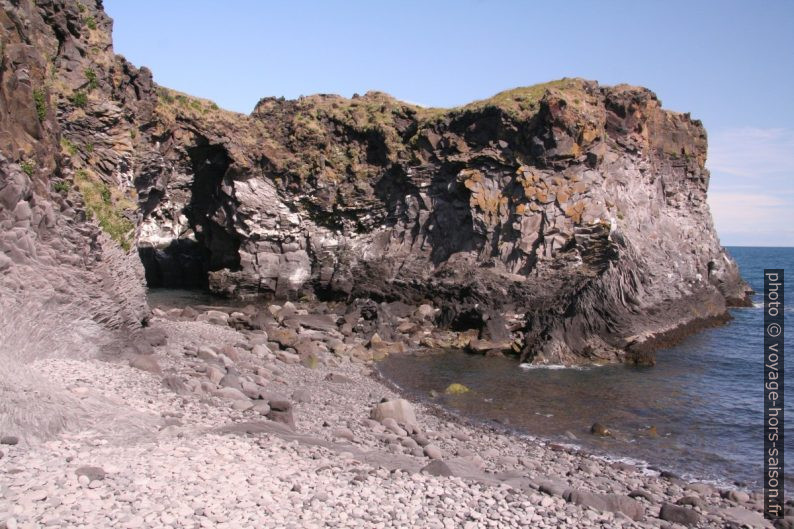 Grotte Baðstofuhellir à Hellnar. Photo © André M. Winter