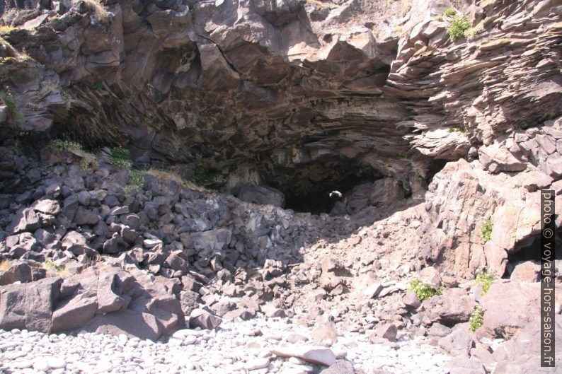 Grotte à Hellnar. Photo © André M. Winter