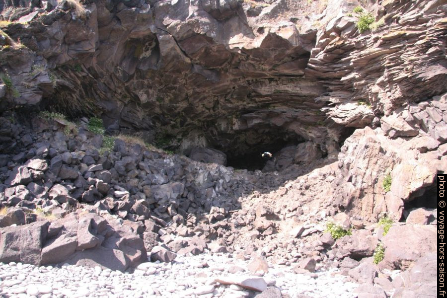 Grotte à Hellnar. Photo © André M. Winter
