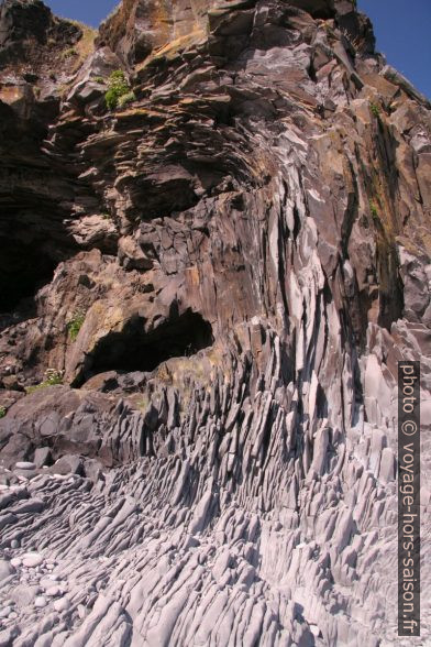 Structure de roche à Hellnar. Photo © André M. Winter