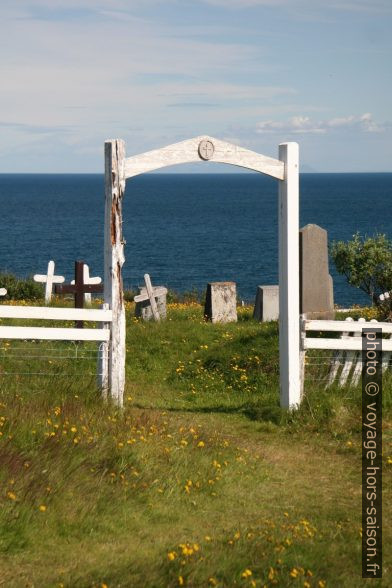 Entrée du cimetière de Hellnar. Photo © Alex Medwedeff