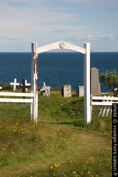 Entrée du cimetière de Hellnar. Photo © Alex Medwedeff