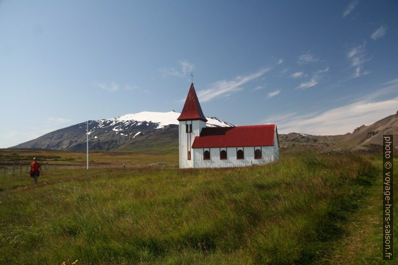 L'église de Hellnar devant le Snæfellsjökull. Photo © André M. Winter
