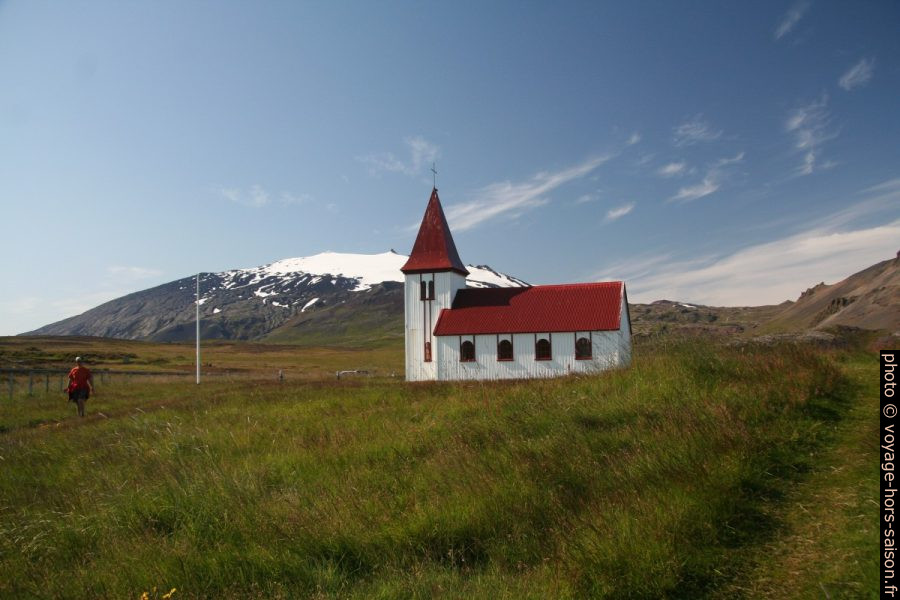 L'église de Hellnar devant le Snæfellsjökull. Photo © André M. Winter