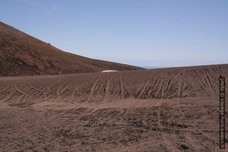 Traces de pneus de 4x4 sur le Hnausahraun. Photo © André M. Winter