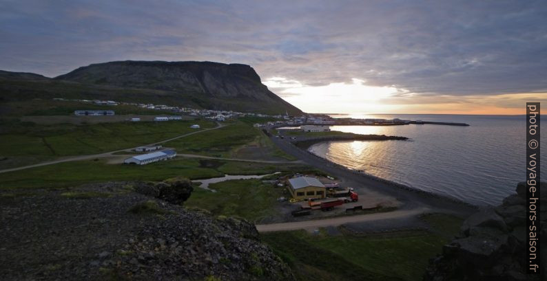 La montagne Enni et Ólavsvík. Photo © André M. Winter