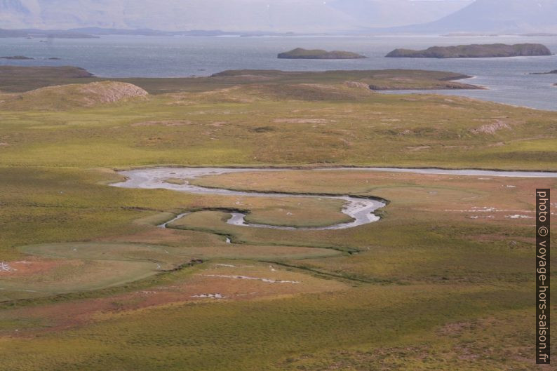 Méandre dans les prés de Stykkishólmur. Photo © André M. Winter