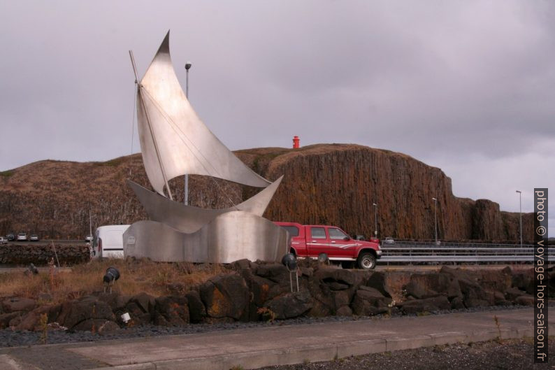 Sculpture de bateau de pêche au port Stykkishólmur. Photo © André M. Winter