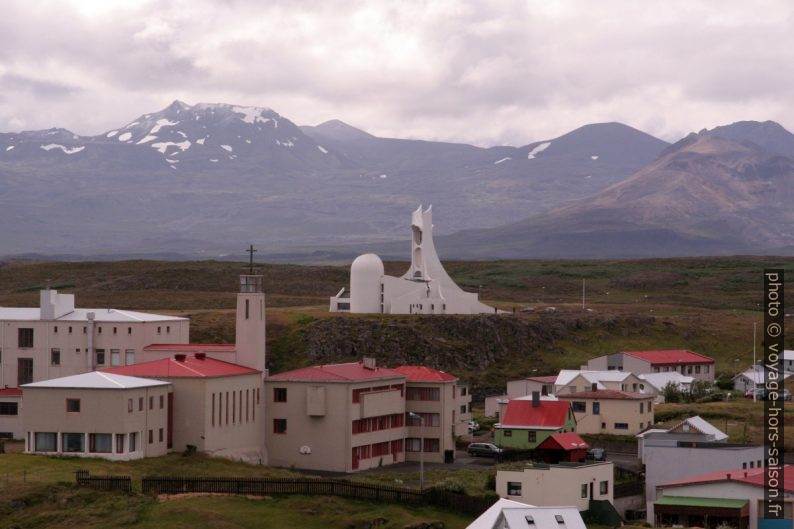 Deux églises à Stykkishólmur. Photo © André M. Winter