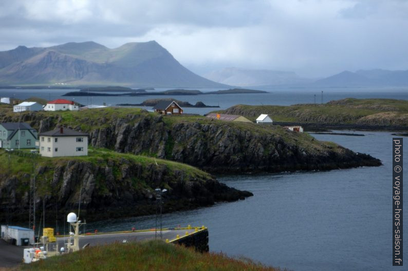 Maisons sur la côte de Stykkishólmur. Photo © Alex Medwedeff