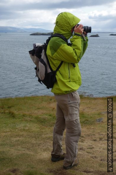 André photographie dans le vent froid en Islande. Photo © Alex Medwedeff