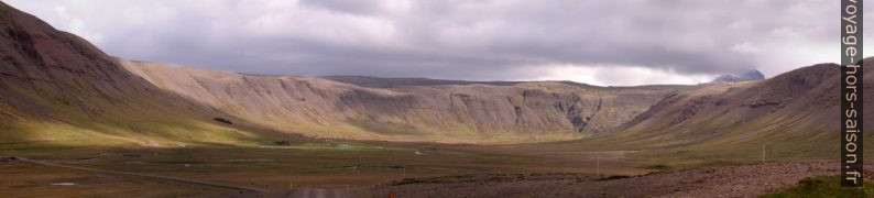 Ferme Kársstaðir au fond du Álftafjörður. Photo © André M. Winter