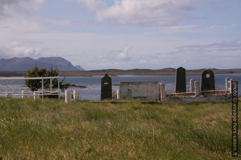 Cimetière de Narfeyri sur l'embouchure du Alftafjöður. Photo © Alex Medwedeff