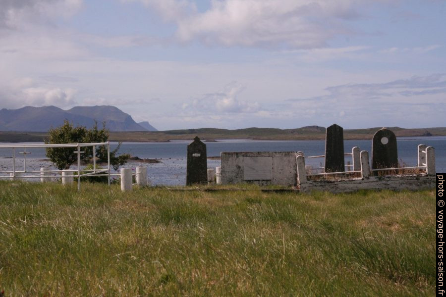 Cimetière de Narfeyri sur l'embouchure du Alftafjöður. Photo © Alex Medwedeff