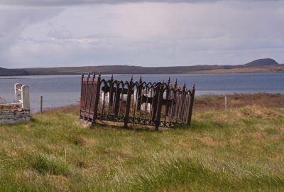 Tombe en fonte au cimetière de Narfeyri. Photo © André M. Winter