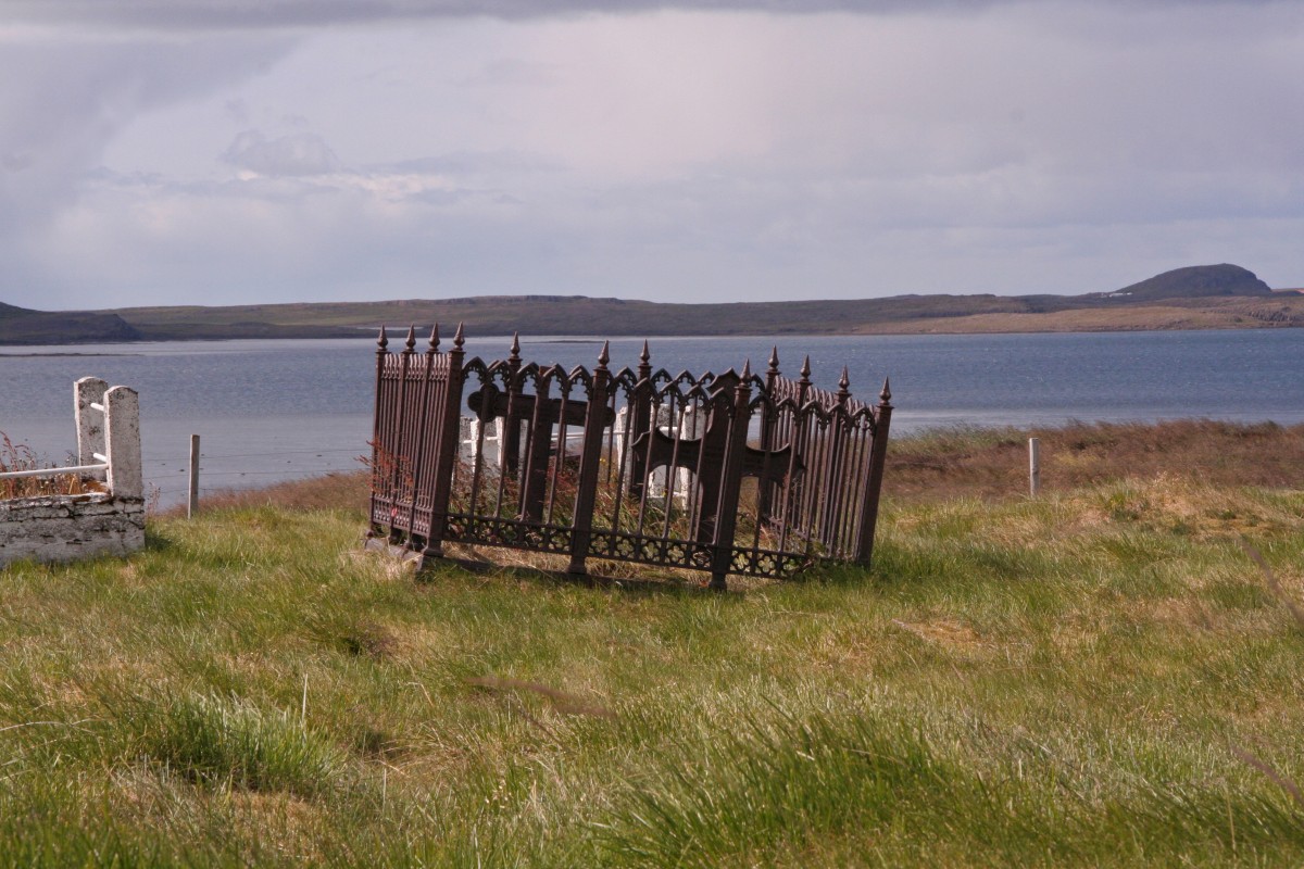Tombe en fonte au cimetière de Narfeyri. Photo © André M. Winter