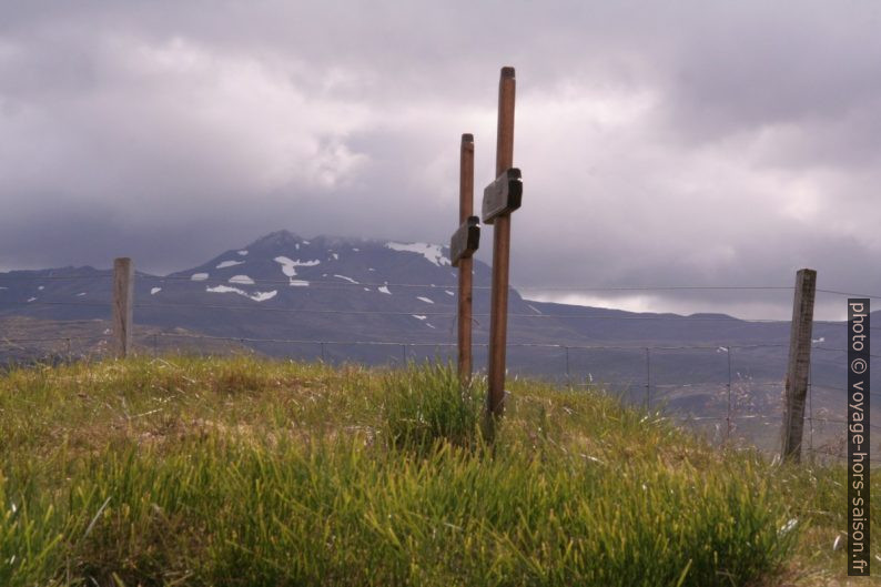 Deux croix récentes sur le cimetière de Narfeyri. Photo © Alex Medwedeff