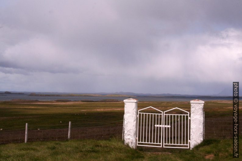 Portail du cimetière de Narfeyri. Photo © Alex Medwedeff