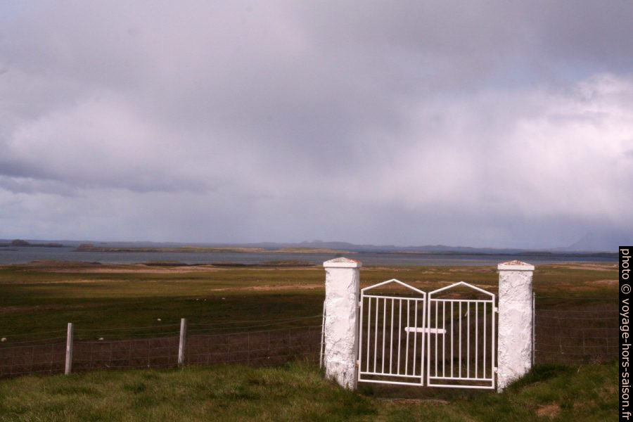 Portail du cimetière de Narfeyri. Photo © Alex Medwedeff