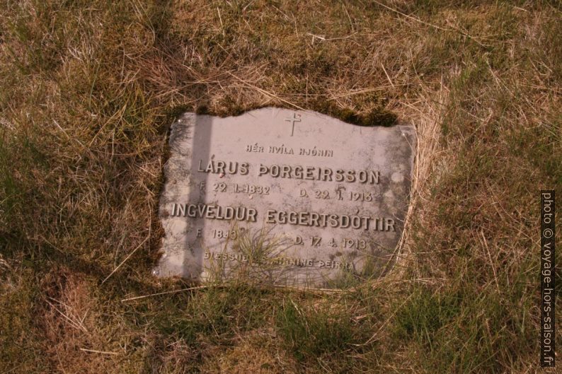 Tombe de Lárus et d'Ingveldur. Photo © Alex Medwedeff